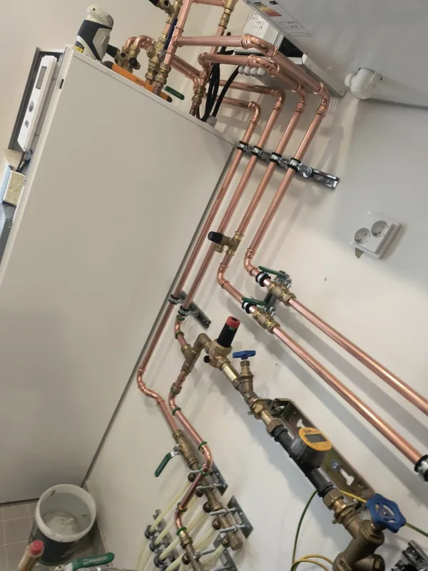Lämmönjakohuoneen kupariputkisto Turussa