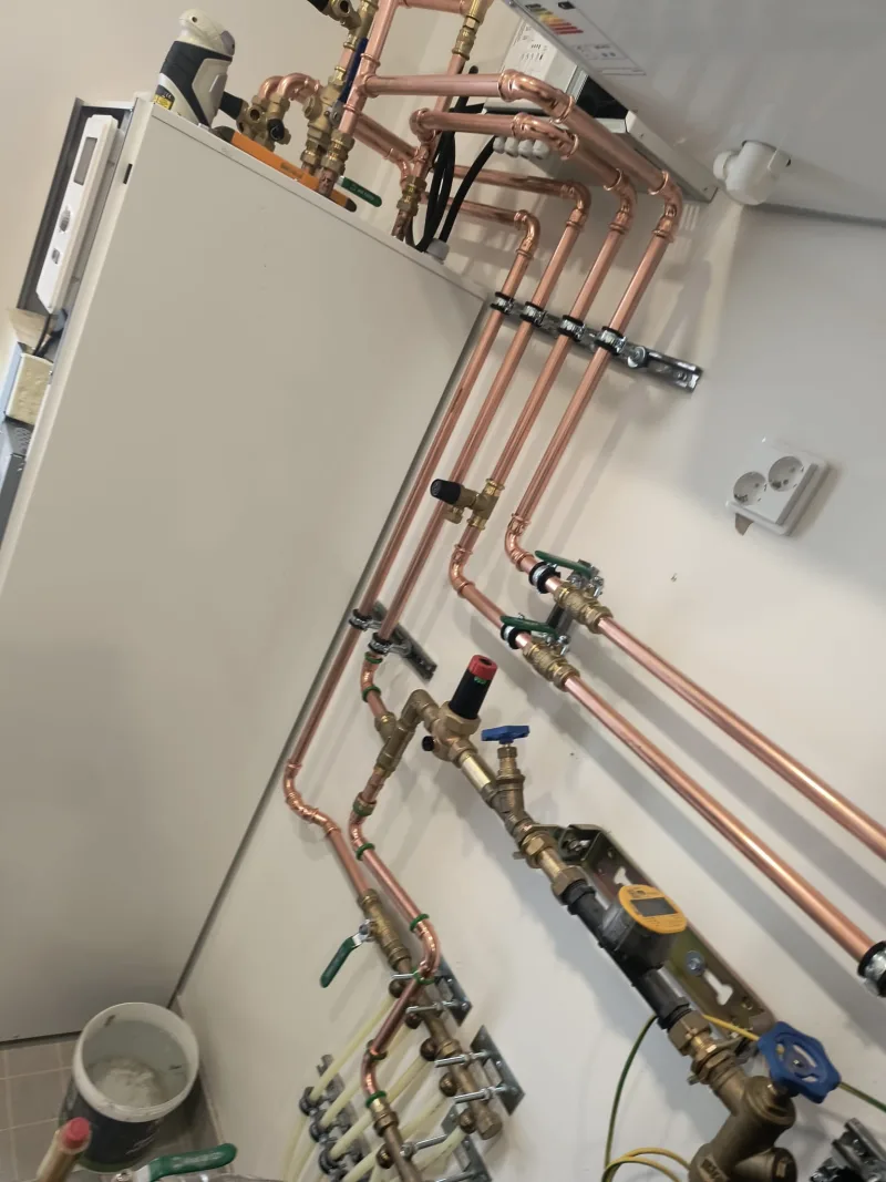 Lämmönjakohuoneen putkisto ja venttiilit